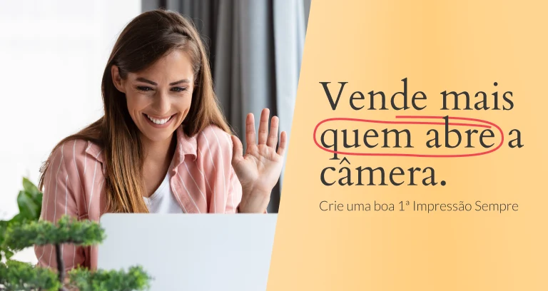 Mulher bem arrumada após consultoria de imagem online frente a webcam em conferência