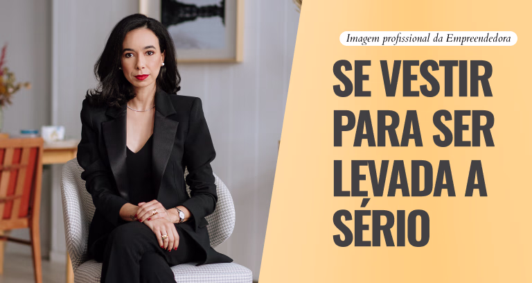 Amanda Souza Sentada - Representando uma mulher que tem que se vestir para ser levada a sério